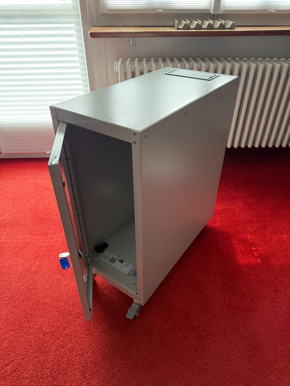Racks & Cavalletti: DIGITUS Computergehäuse mit Glastür, rollbar, abschliessbar – Usato da Otelfingen venduto da SlediiCH 3