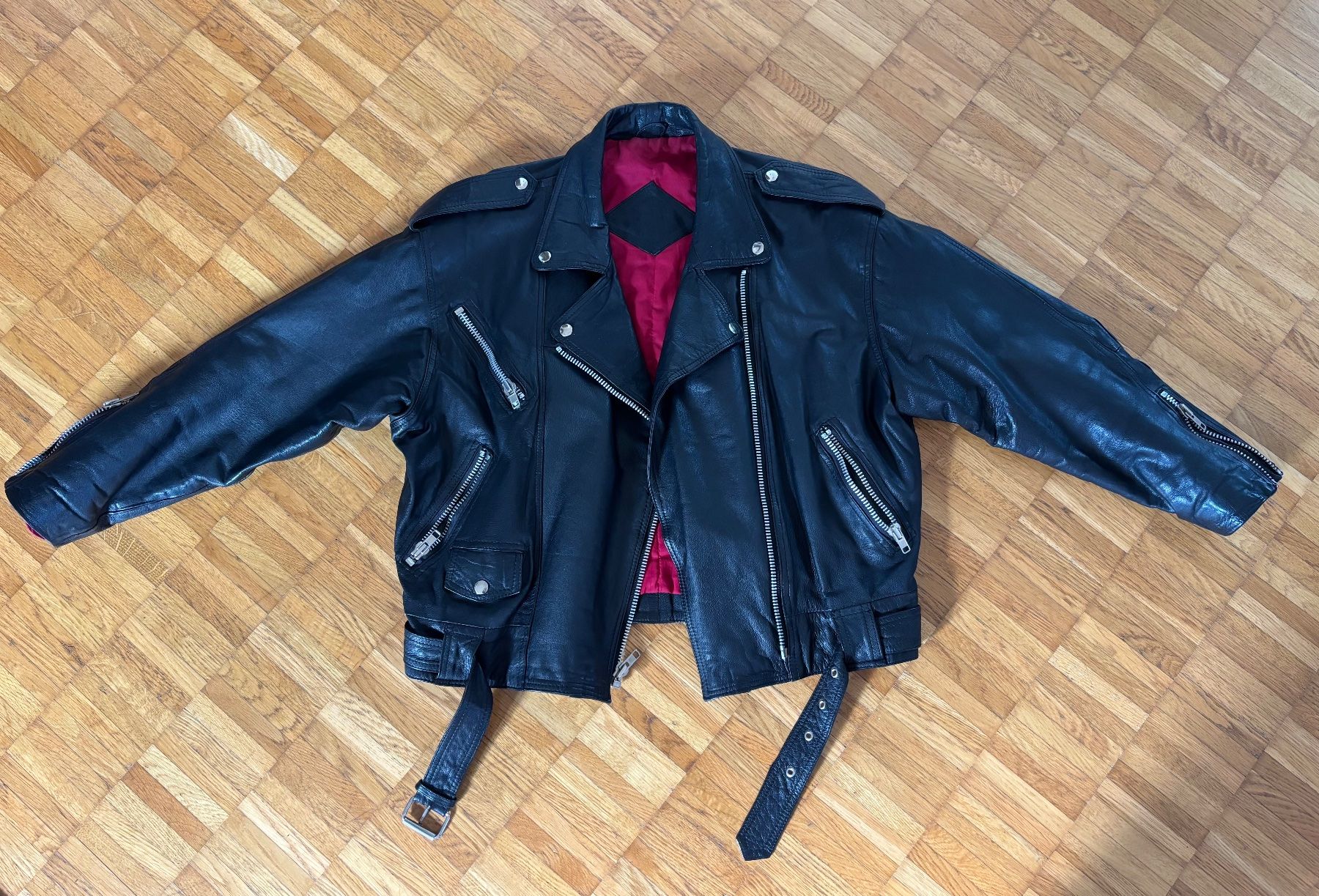 Vestes: Lederjacke schwarz mit Innenfutter – D'occasion à Rhäzüns par Nadl77