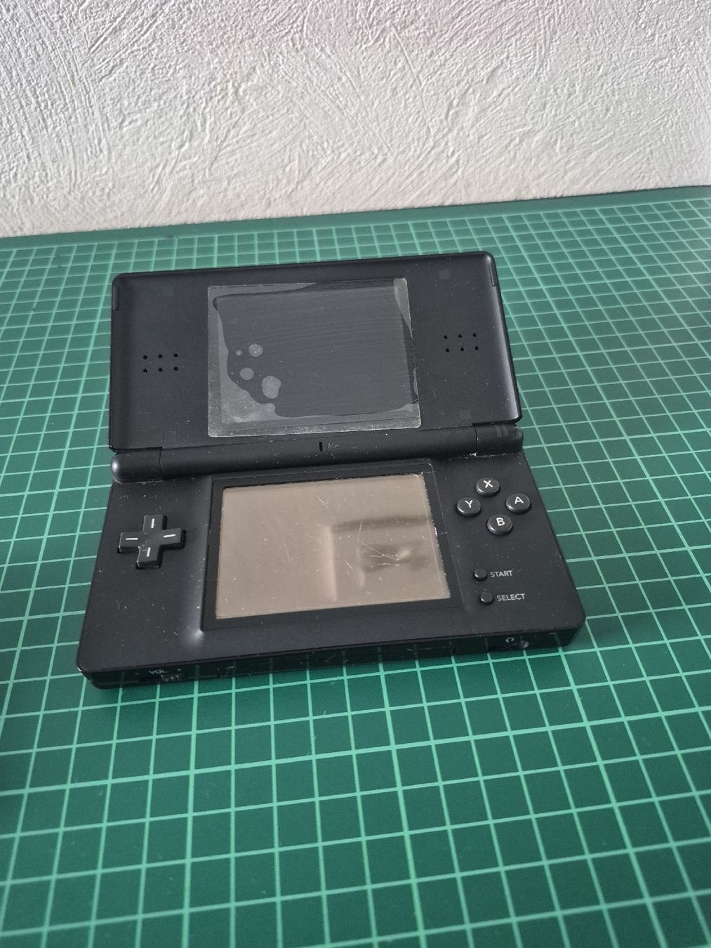 Nintendo Konsolen: Nintendo DS Lite Black + Ben 10 Cosmic destruction  – Gebraucht aus Meyrin von Retro-GZ 1