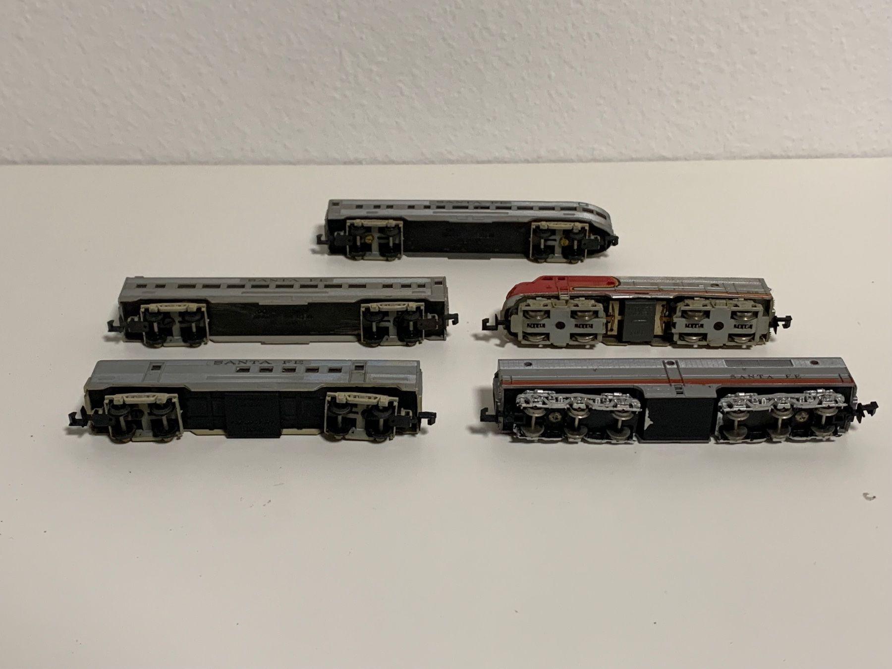 Modelleisenbahnen: Santa Fe Streamliner mit EMD E7 Diesellok 5-tlg – Defekt aus Neuenegg von Mazdanier 4