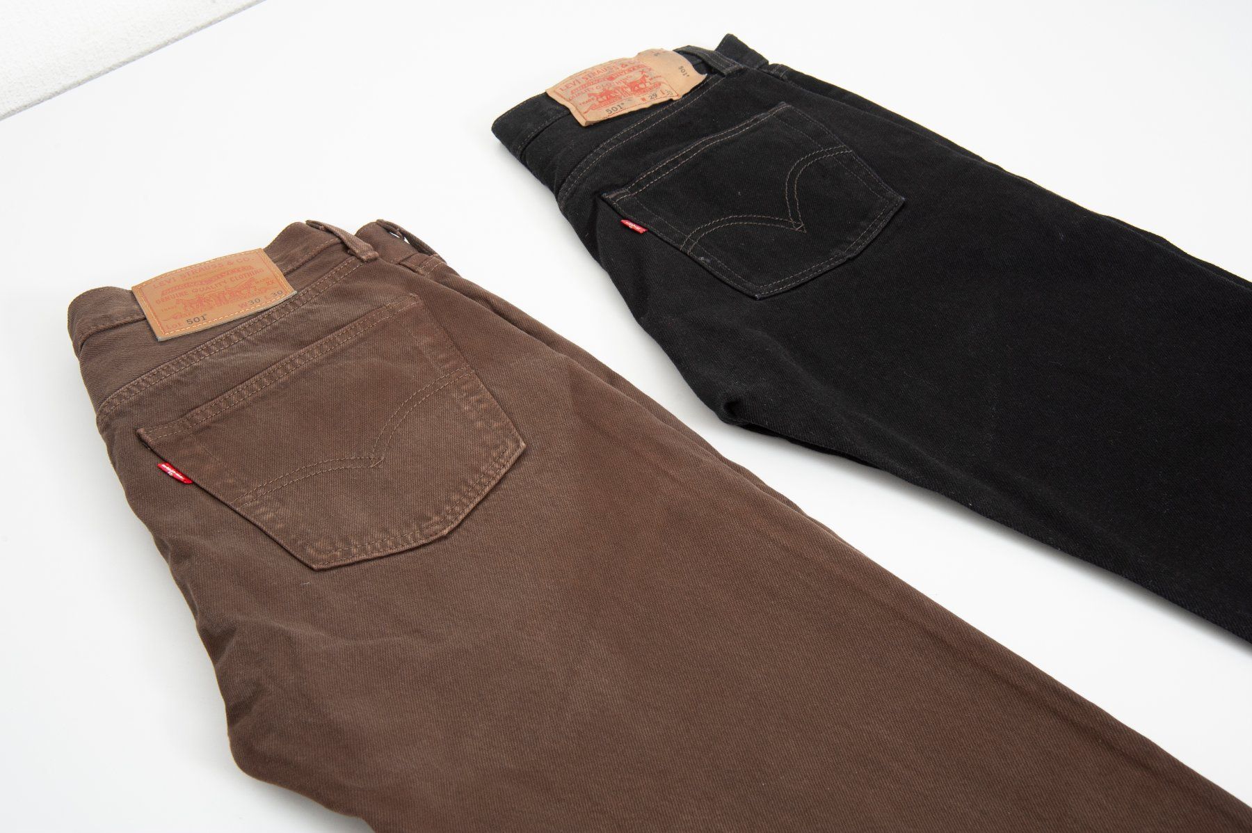 Levi's Jeans: Lewi's 501 noir et Brun – Usato da Lausanne venduto da Phlox02 1