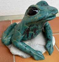 Winterhartes Kunstobjekt "Frosch" – Keramik, handgefertigt
