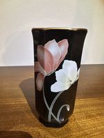 Vase décorative noire et fleurs, touche élégante!