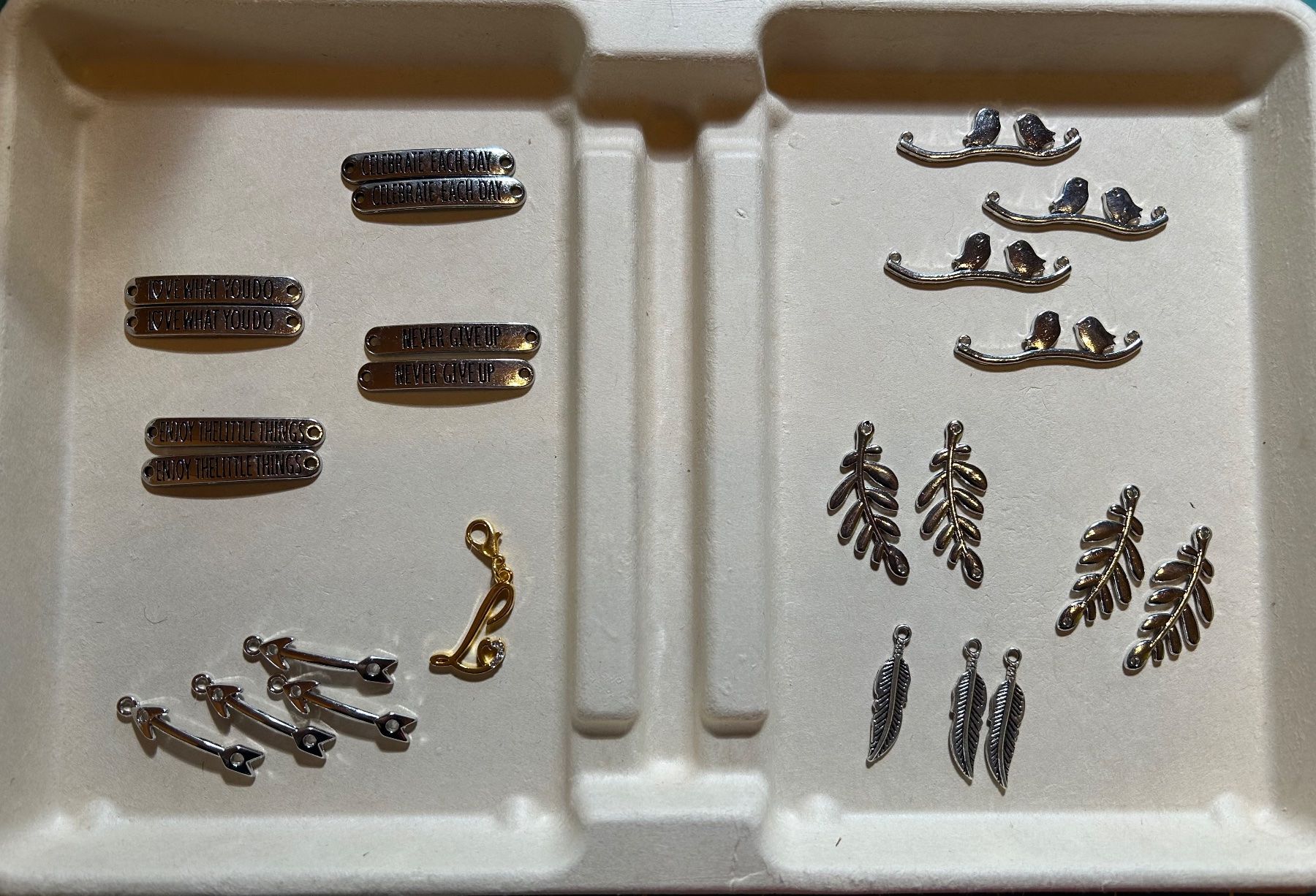 Sonstiger Schmuck: Lot de pendants/décoration pour bijoux – Neu (gemäss Beschreibung) aus Bouveret von sev_qj7l
