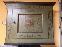 Schrank mit Bemalung und Jahreszahl 1787 guter Zustand