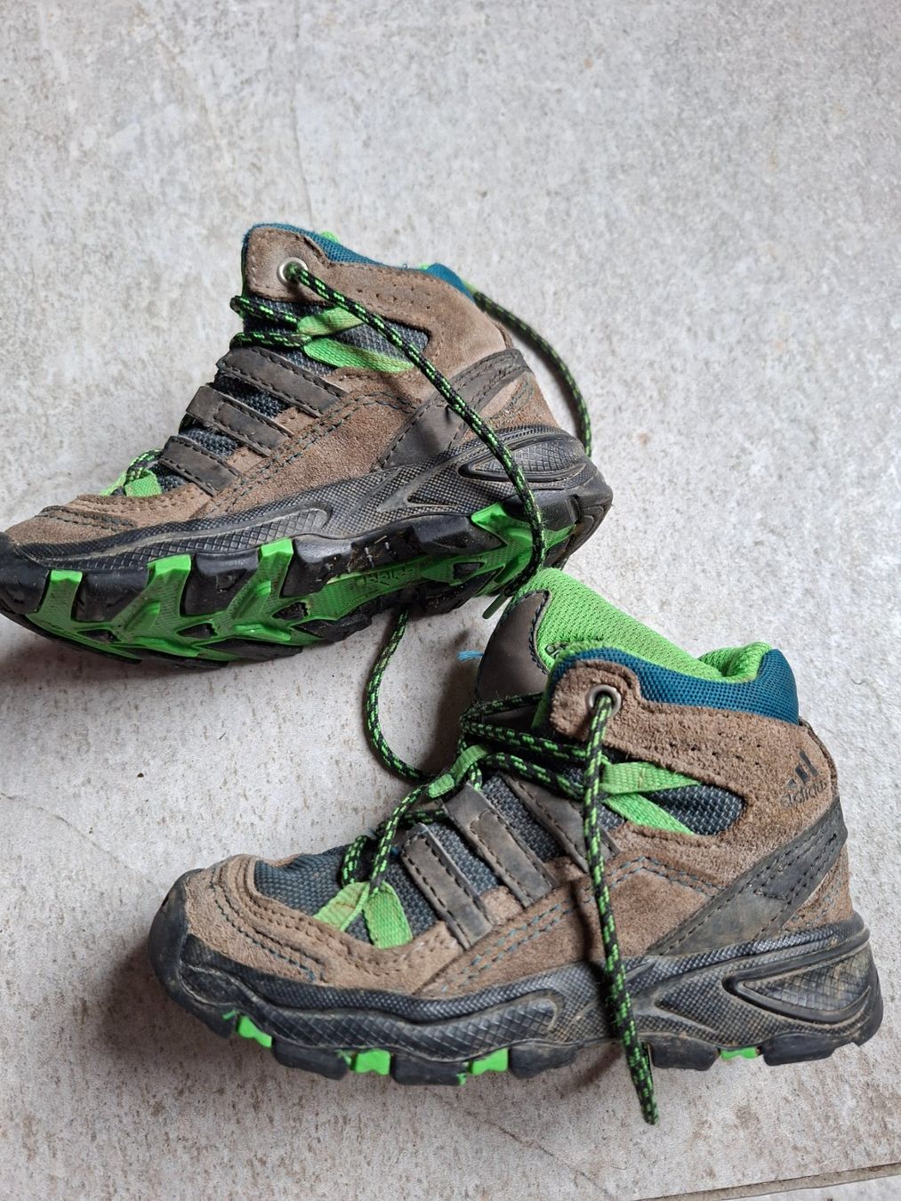 Adidas Chaussures garçon: Chaussures de marche taille 25 – D'occasion à Montmollin par islachat 1