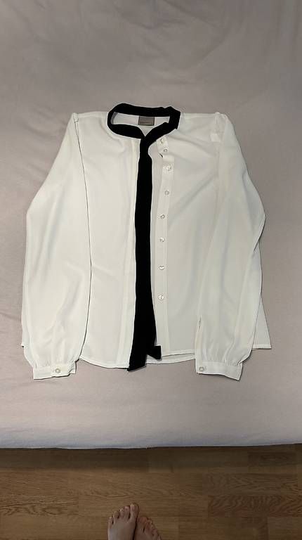 Blusen: Weisse Bluse mit Schleife, Grösse XS – Gebraucht aus Pfäffikon SZ von mer_qc7w 2