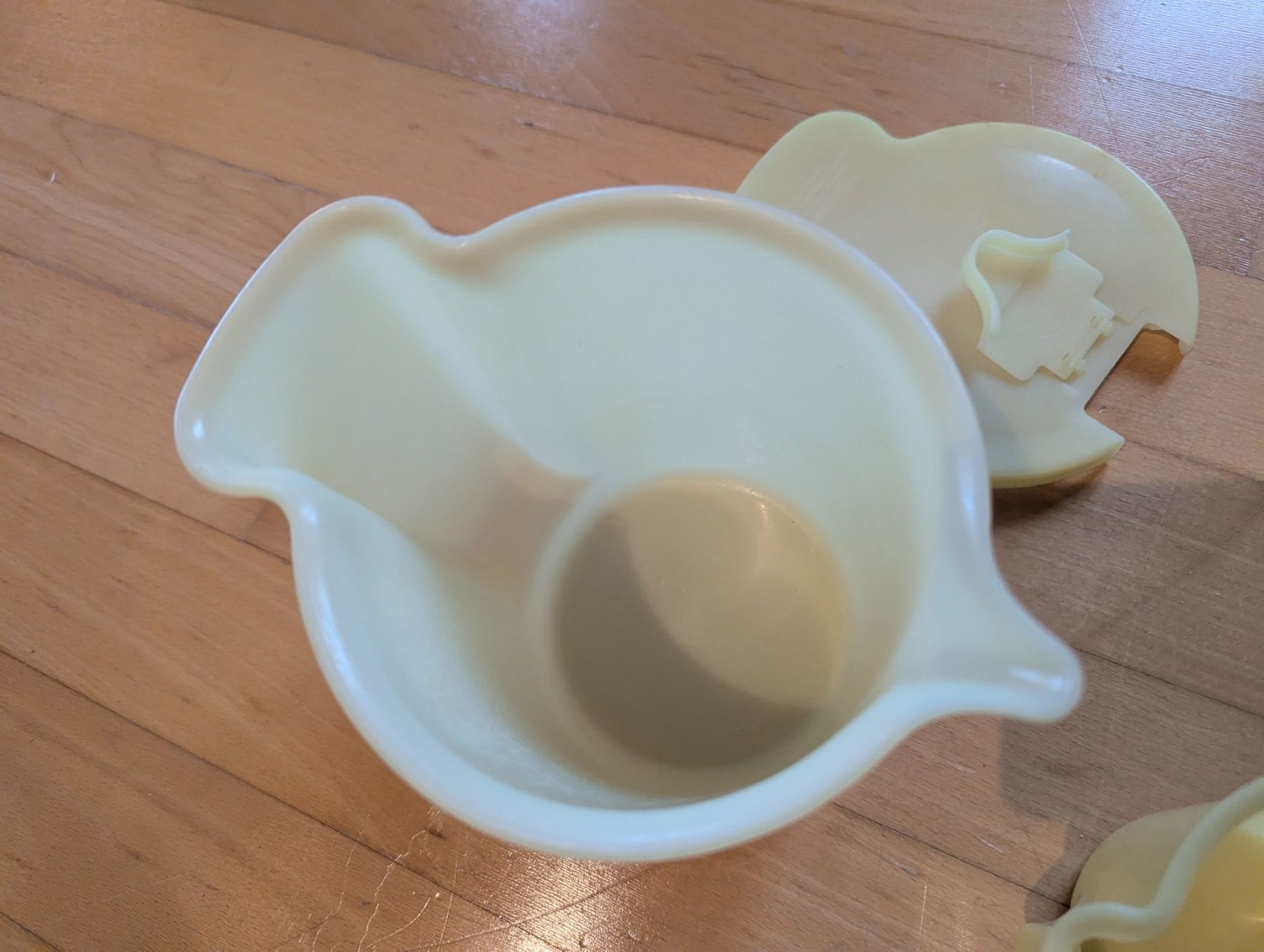 Tupperware Contenitori & Simili: Vintage Tupperware Milchausschenker, gross+klein, gelb – Usato da Unterengstringen venduto da Olifant4 3