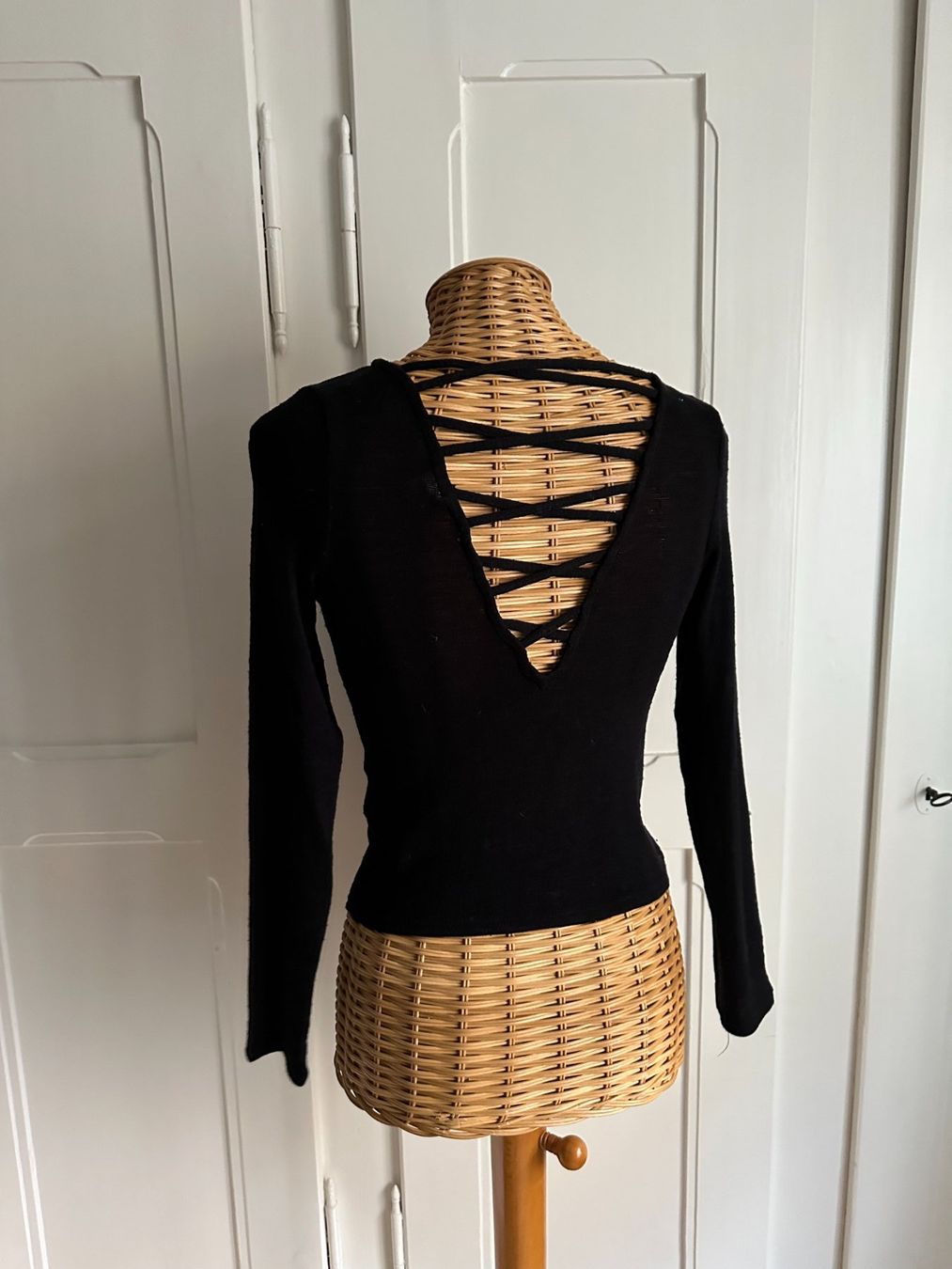 H&M Maglioni & Felpe: Feinstrick Oberteil schwarz mit Cut Outs XS – Usato da Zürich venduto da Diazaio 2