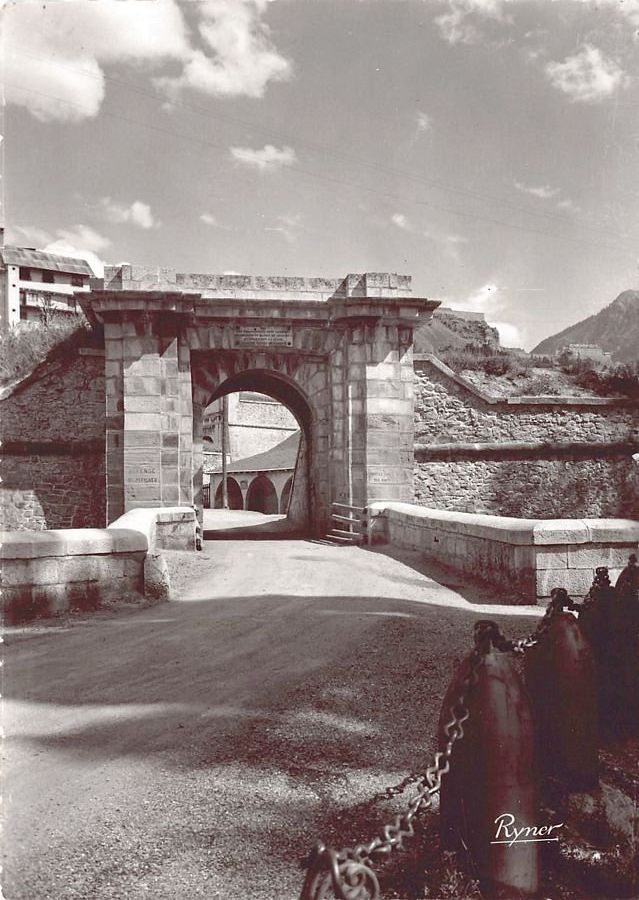 Cartoline postali: Briançon, Porte d'Embrun, datée 1950 – Usato da Frauenfeld venduto da POML