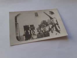 SCHWIIZER FAMILIE DAZUMAL - vorem HUUS i POSE