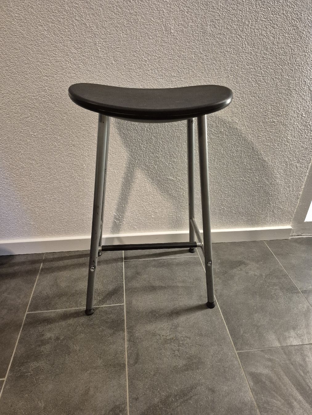 Ikea Sgabelli: Schwarzer Barhocker/Hocker, Sitzhöhe 61cm, stabil und leicht – Usato da La Neuveville venduto da Vestiaire_2011
