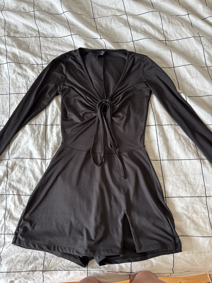Tute: BLACK LONG SLEEVE ROMPER XS – Usato da Bern venduto da kri_y8h8