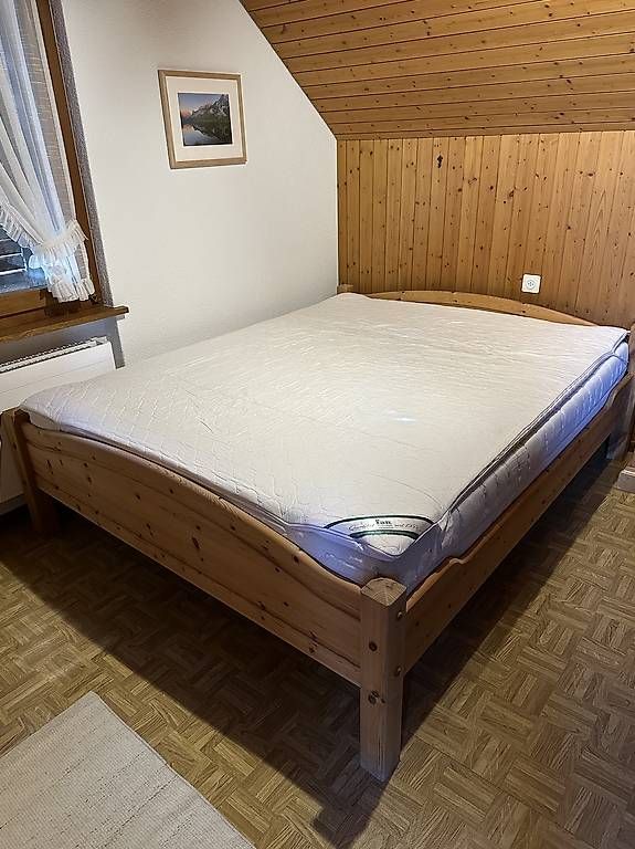 Letti: Holzbett 160x200 mit Matratze – Usato da Urswil venduto da Mari-Jane