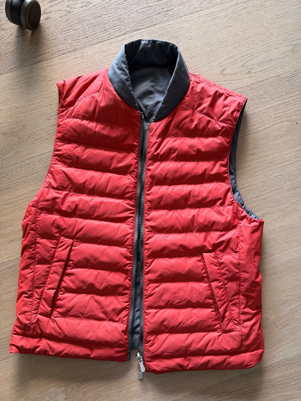 Brunello Cucinelli Gilet & Giacche: Brunello Cucinelli Herren Wend-Steppweste Grau/Rot – Usato da Oberwil b. Zug venduto da hallihallo12 2
