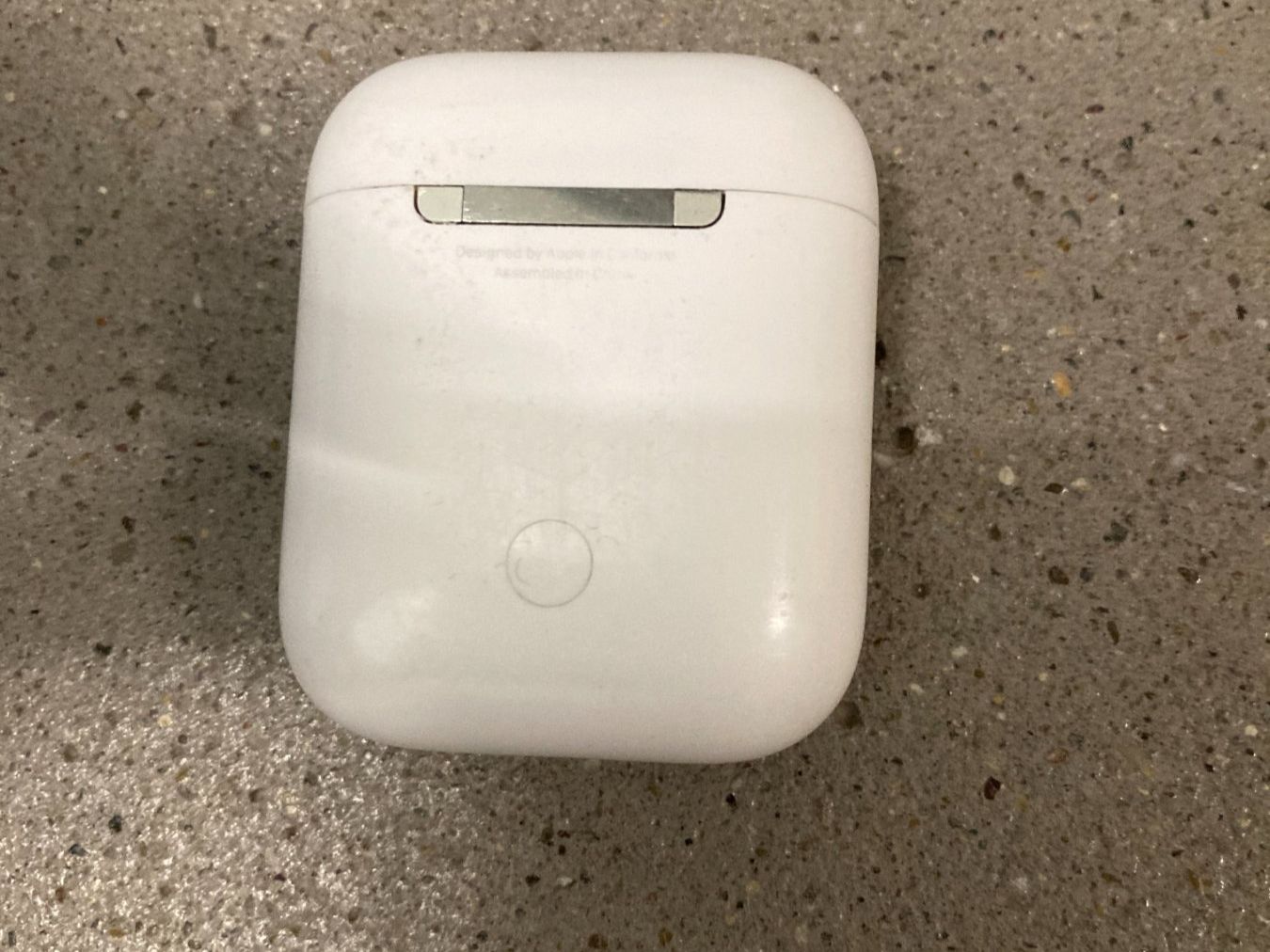 Apple Cover & Protezioni schermo: AirPods Ladecase 2. Generation weiss gebraucht – Usato da Märstetten venduto da Twikech 1