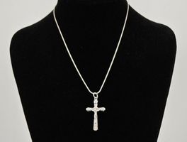 Damenhalskette Edelstahl in Silber mit Jesus Kreuz Anhänger