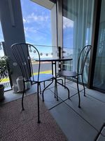 Garten/Balkon Tisch + 2 Stühle + 4 Stuhlpolster  wie neu!