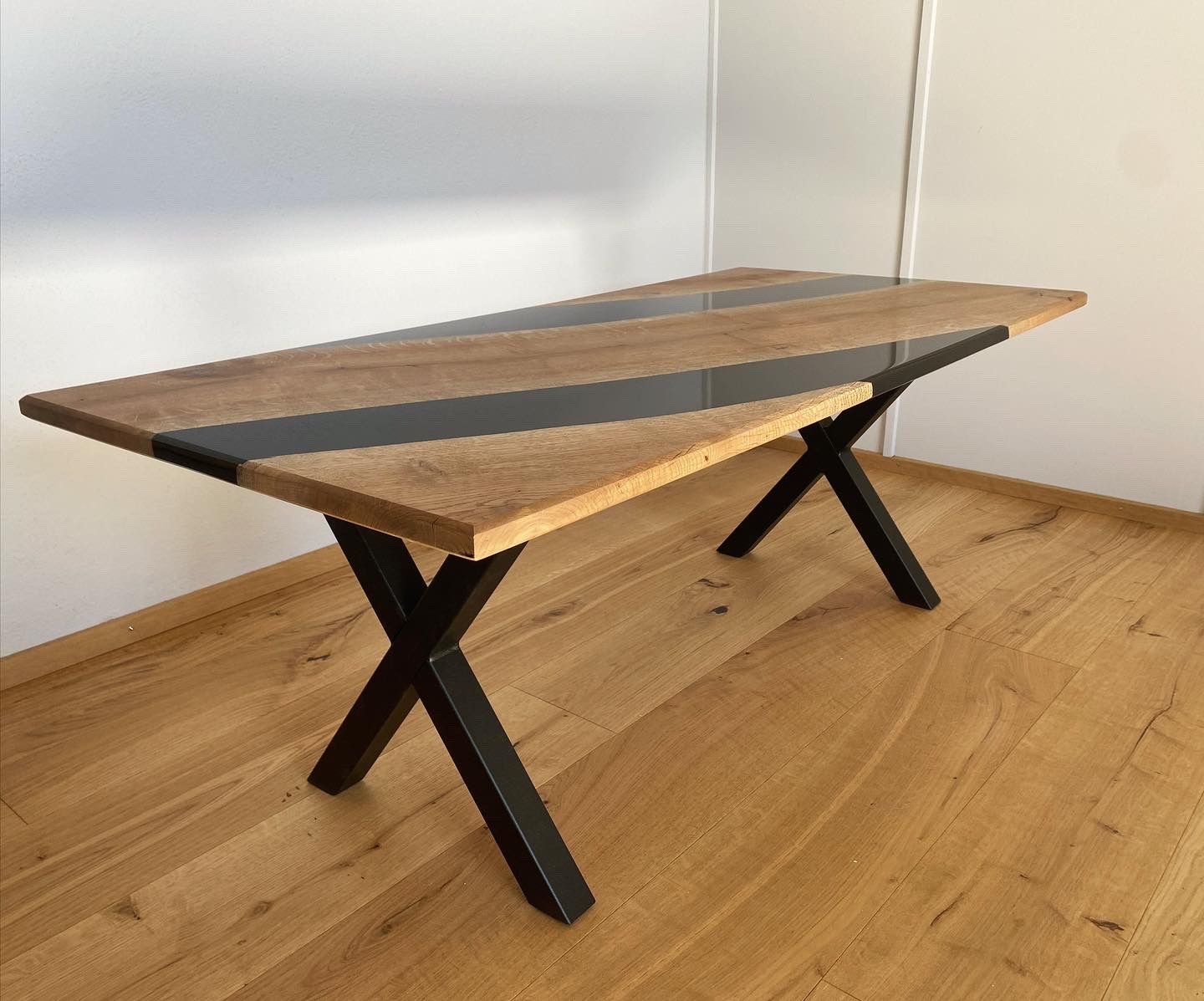 Tische: Epoxy River Table **Tiefschwarz** – Gebraucht aus Niederuzwil von gullipulli