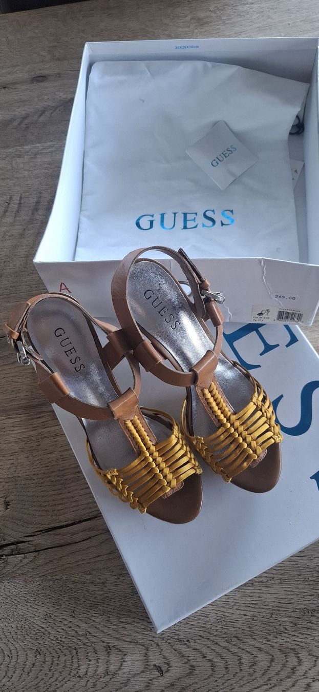 Scarpe da donna: Highheel GUESS Gr. 37.5 gebraucht – Usato da Schellenberg venduto da alainad 1