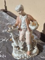 Porzellan Figur junger Mann mit Punze N 18x9,5 cm