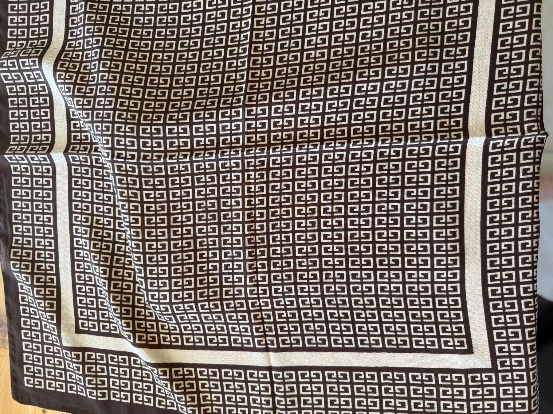 Foulards & écharpes: Neuware Schal 100 % Viskose 70 x 70 – Neuf avec emballage d'origine à Kirchdorf AG par coco123 1