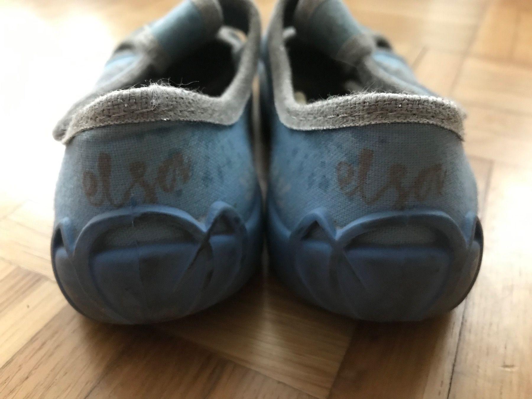 Scarpe per ragazze: Finken mit Frozen Elsa Grösse 26 hellblau – Usato da Emmenbrücke venduto da Hathor123 3