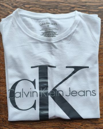 Calvin Klein Jugend-T-Shirt in Größe M.