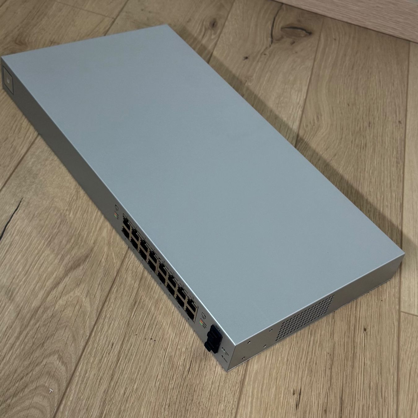 Ubiquiti Hubs & Switches: Ubiquiti UniFi Switch 16-PoE 150W – Gebraucht aus Sursee von Stofi 2