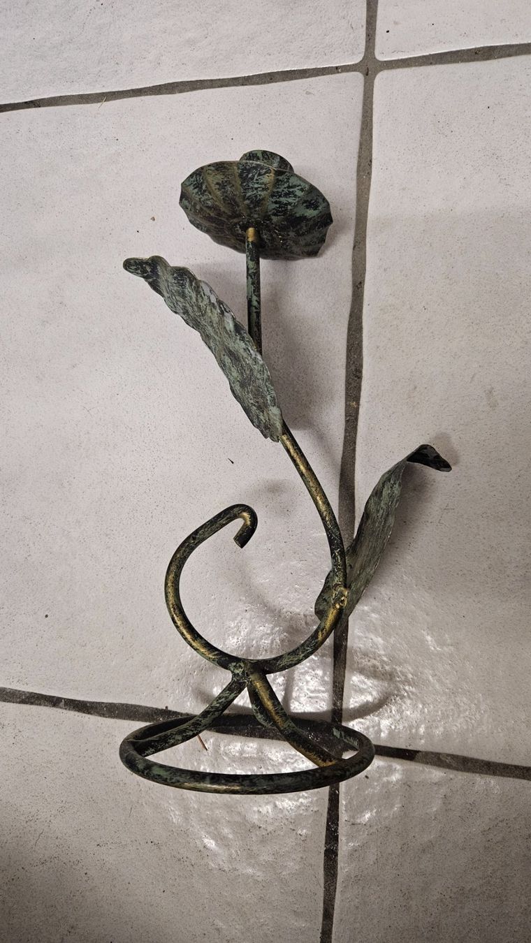 Portacandele: Candeliere fiore in ferro battuto – Usato da Melano venduto da H-Sara
