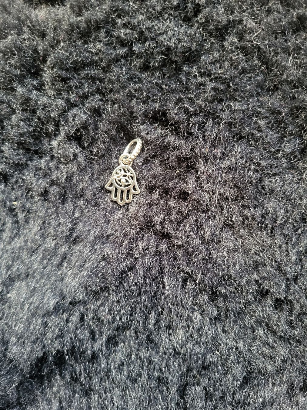 Pandora Ciondoli: Pandora Hamsa Hand Pendant – Nuovo (secondo la descrizione) da Zweisimmen venduto da Adorable 1