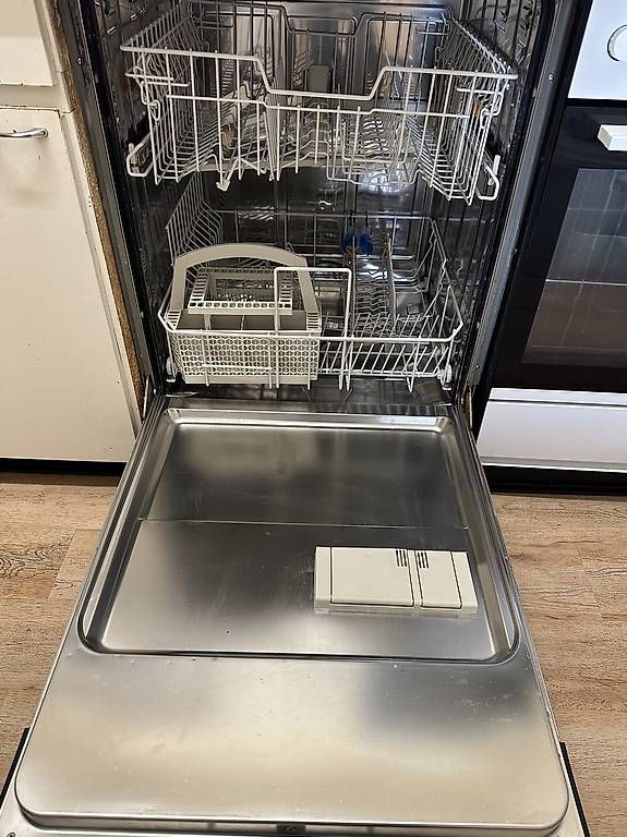 Machines à laver la vaisselle: À vendre lave-vaisselle Miele spécial plus – D'occasion à neuchatel par Amontei 1