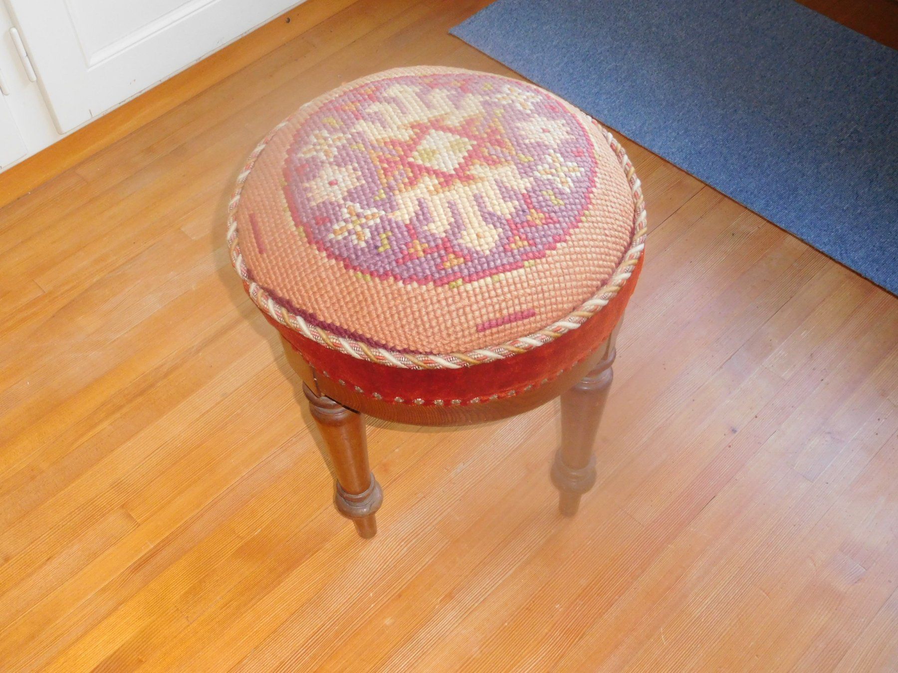 Sgabelli: Dreibein / Hocker / antik – Usato da Zug venduto da Qayqay0 5