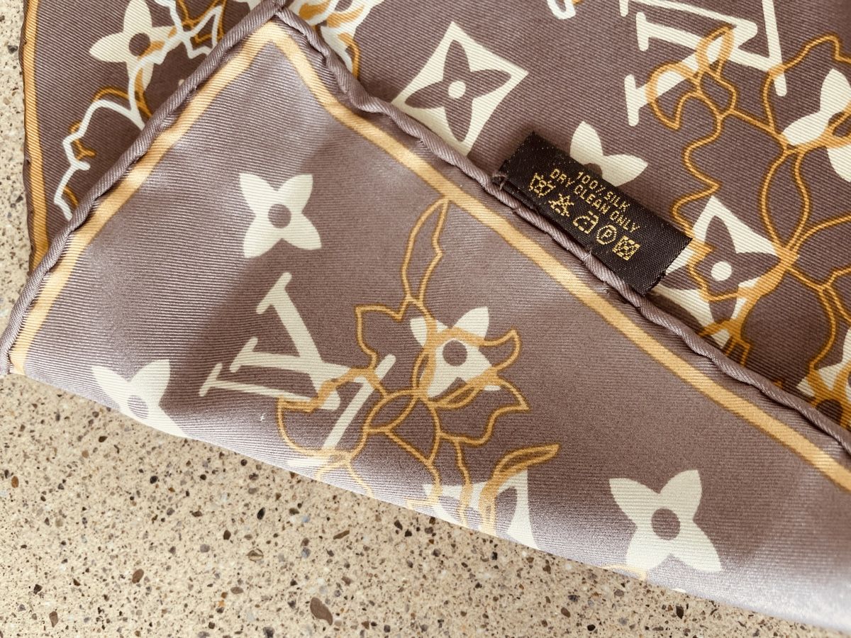 Louis Vuitton Foulard & Sciarpe: Louis Vuitton Silk Schal – Usato da Stäfa venduto da Nicole093 3