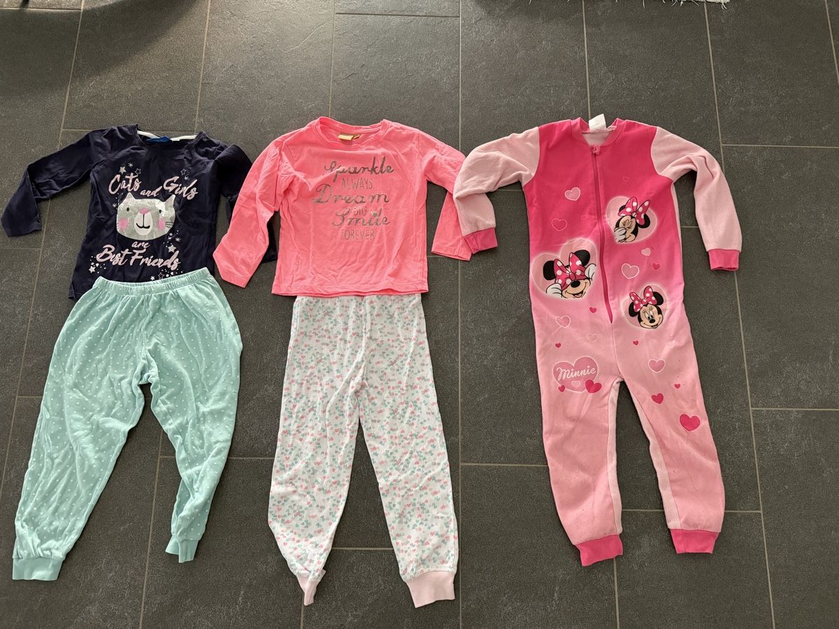 Lotti & Set di vestiti: Mädchen Pyjamas Grösse 116 gebraucht – Usato da Kaisten venduto da Enjoy1976