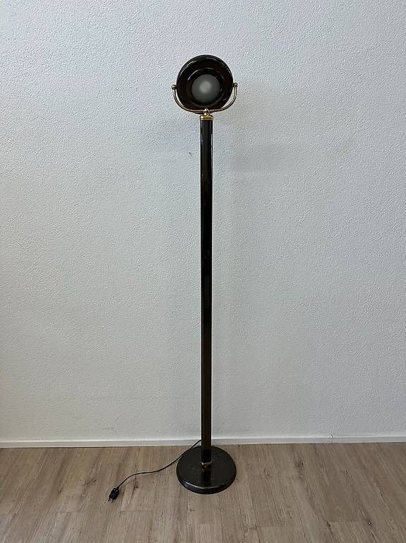 Lampade: Stehleuchte in Schwarz und Gold – Usato da Obernau venduto da Arche_Noah_Brocki