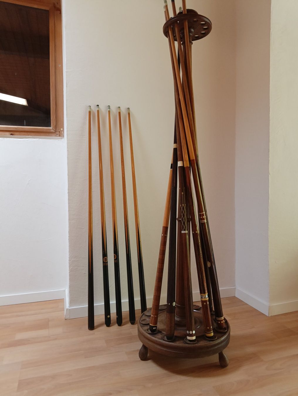 Tavoli da biliardo: Billiard Ständer mit Queues - Vintage – Usato da Lumino venduto da Happy4Happy