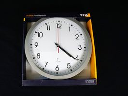 Funk-Wanduhr TFA