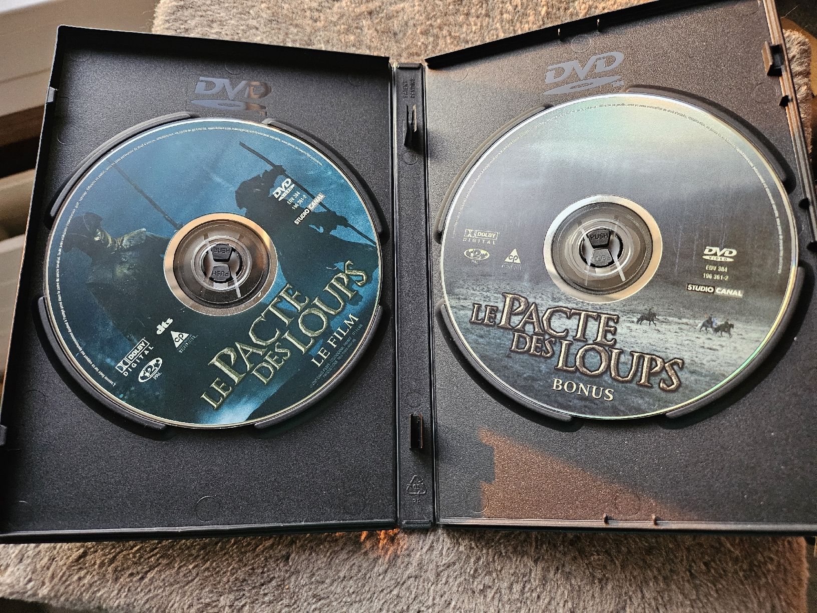 Tutti i DVDs: DVD Le Pacte des Loups - Édition Spéciale - Version pin's – Usato da La Joux FR venduto da car_ck96 1