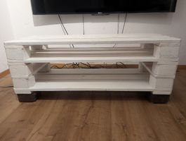 TV-Möbel aus Europaletten weiss lackiert guter Zustand.