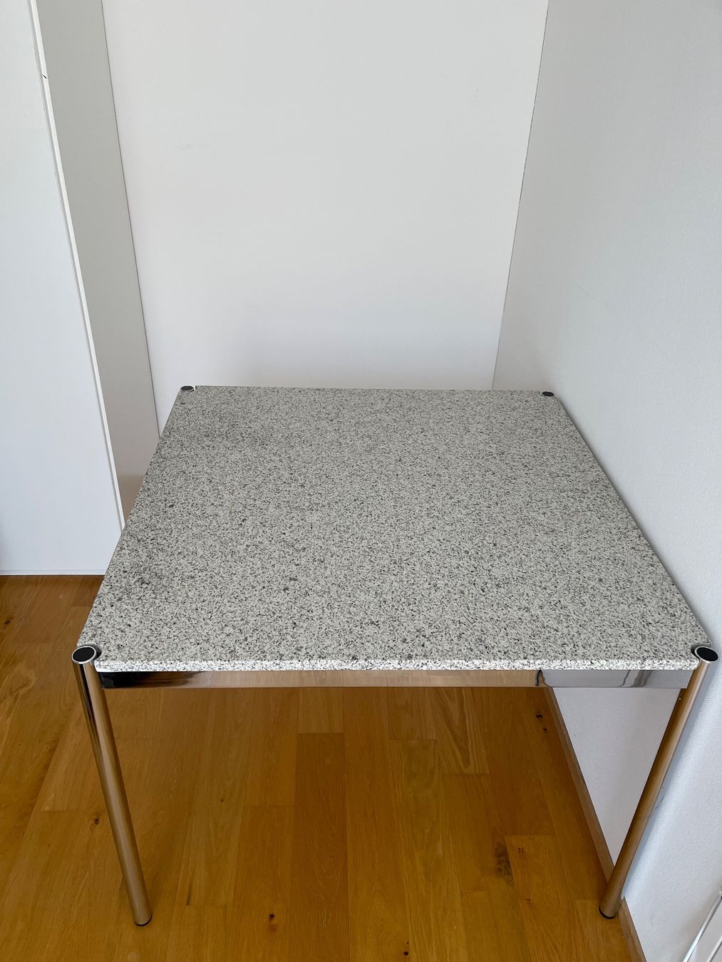 USM Tavoli: USM Haller Granittisch 100x100x74cm – Usato da Lufingen venduto da Mark7777 7