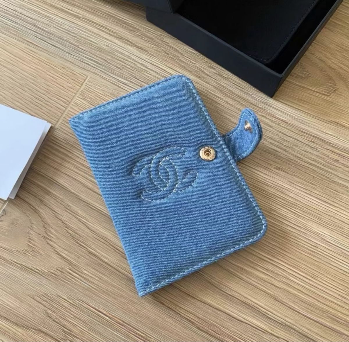 Borse: Chanel Denim Passport Holder – Nuovo e nell'imballaggio originale da Chur venduto da Madeys 1
