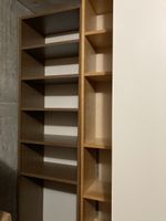 Bücherregal dunkelbraun  aus Holz mit verstellbaren Böden 