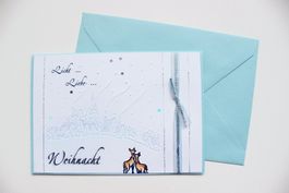 ✨HANDGEMACHTE Weihnachtskarte: Winterdorf, Rehe, hellblau