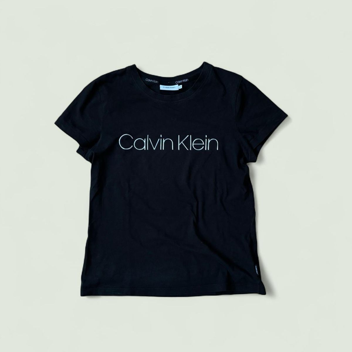 Calvin Klein T-shirts: calvin klein metallic logo tee - size m – D'occasion à Zürich par h_studio_edit