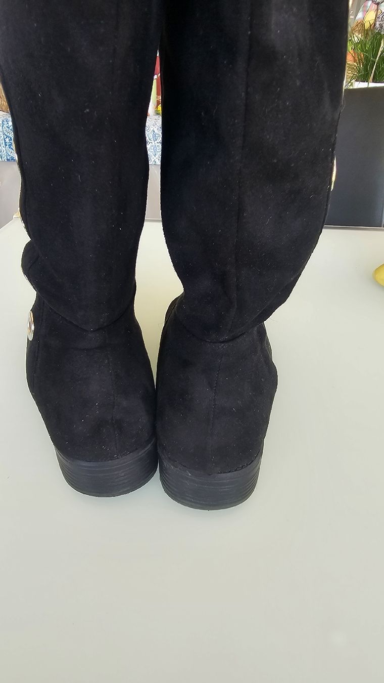 Scarpe da uomo: Bottes hautes en daim noir avec élément décoratif. – Usato da Nax venduto da mojy 3