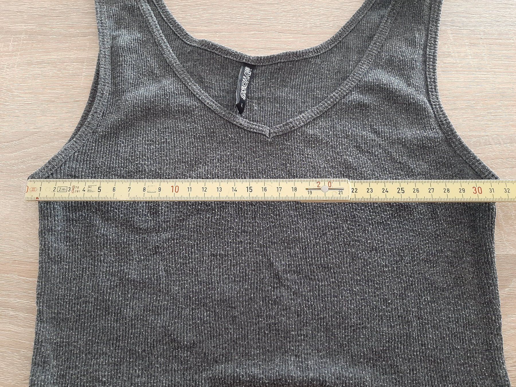 Tops: Tanktop mittelgrau, klein geschnitten, ca. Gr. S – Gebraucht aus Menziken von Rien1 2