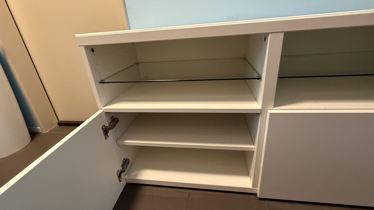 Mobili TV: TV-Möbel in Weiss mit Glastablaren – Usato da Zürich venduto da nevi.cvet 1