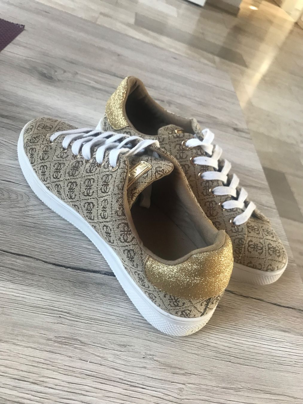 Guess Scarpe da donna: Guess Sneaker NEU – Nuovo (secondo la descrizione) da Oftringen venduto da mbc_b8vr 1