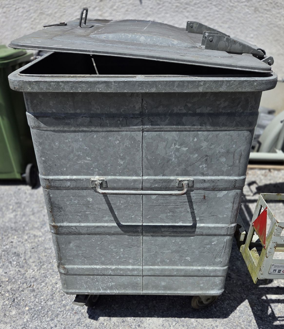 Autres articles bureau & commerces: 800 Liter Container mit Deckel – D'occasion à Oberhasli par General-Dealer 4